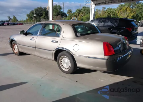 1999 Lincoln Town Car Executive z USA, uszkodzony, nr VIN 1LNHM81W0XY716316